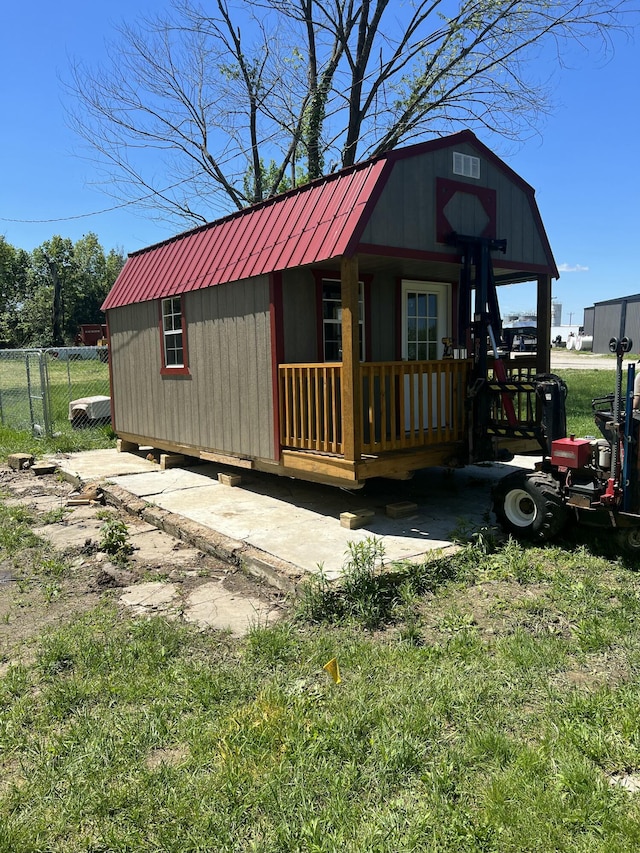 view of front of house featuring an outbuilding