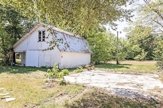 view of outdoor structure with a lawn