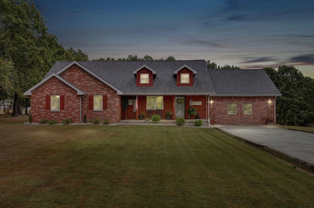 view of front of property featuring a yard