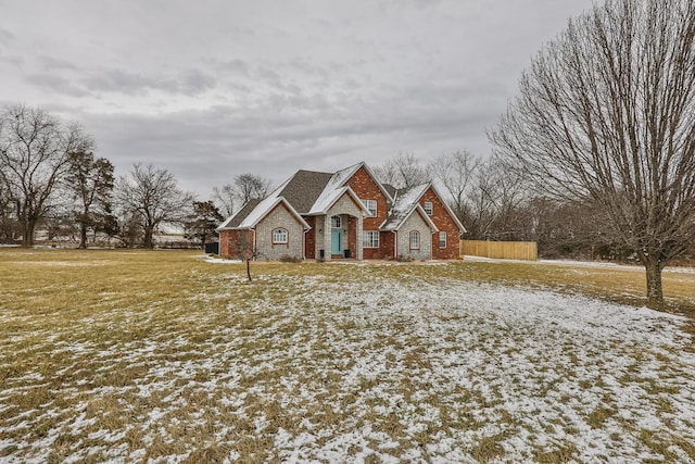 view of front of property featuring a lawn