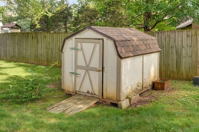 view of outdoor structure featuring a yard