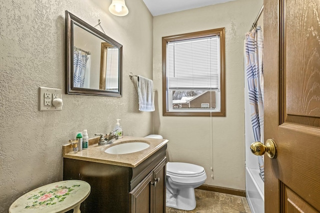 full bathroom featuring shower / tub combo with curtain, vanity, and toilet