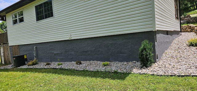 11498 Weatherman Dr, Mountain Grove, MO 65711 - view of side of home featuring central AC and a lawn