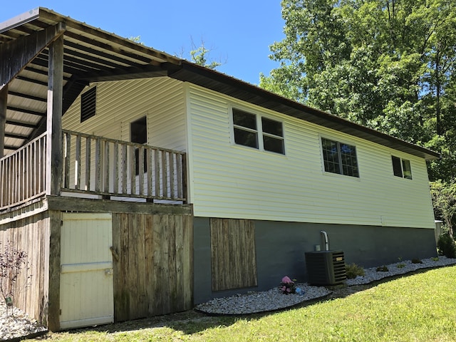 11498 Weatherman Dr, Mountain Grove, MO 65711 - view of side of property with central AC unit and a lawn