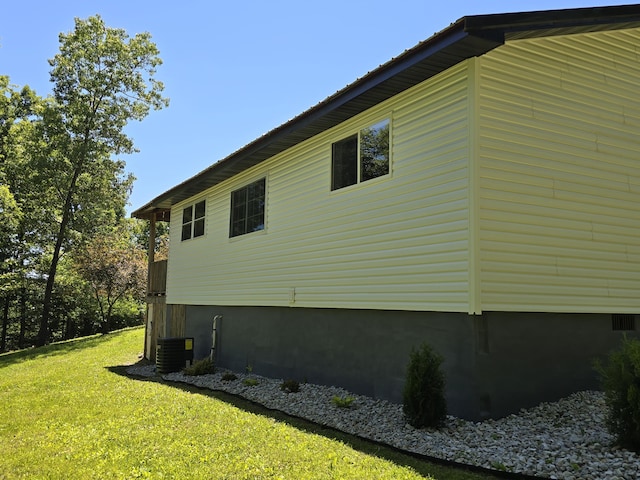 11498 Weatherman Dr, Mountain Grove, MO 65711 - view of property exterior featuring a yard and central AC unit