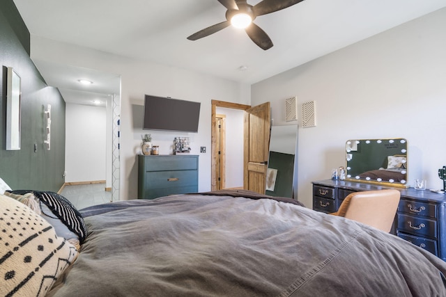 bedroom with ceiling fan and baseboards