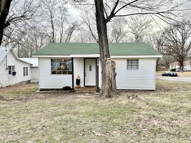 view of front of home with a front lawn