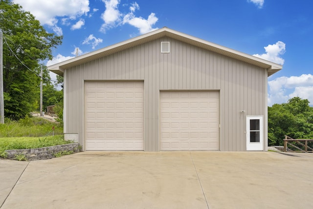 view of detached garage