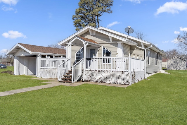 view of front facade featuring a deck and a front lawn