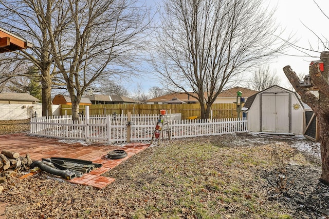 view of yard with a storage shed