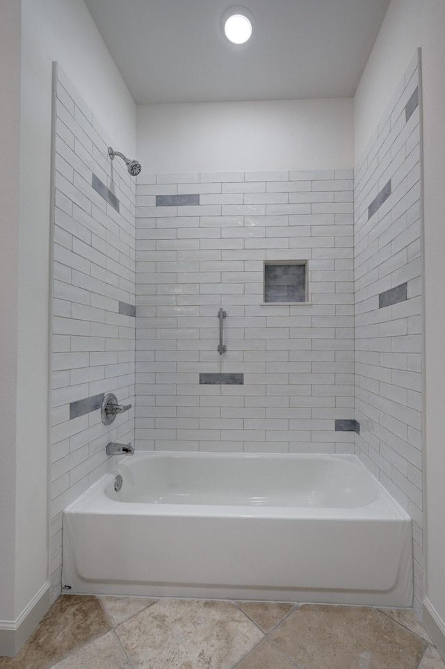 bathroom featuring tiled shower / bath combo