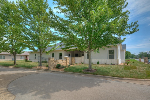 view of front of home featuring a front lawn