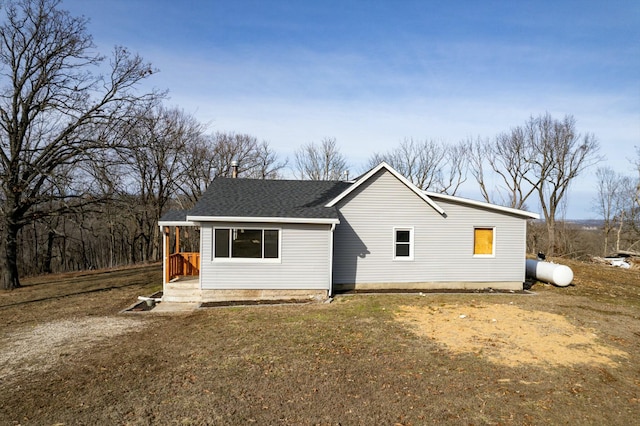 view of front of property with a front lawn and roof with shingles