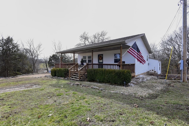 view of front of home featuring a front yard