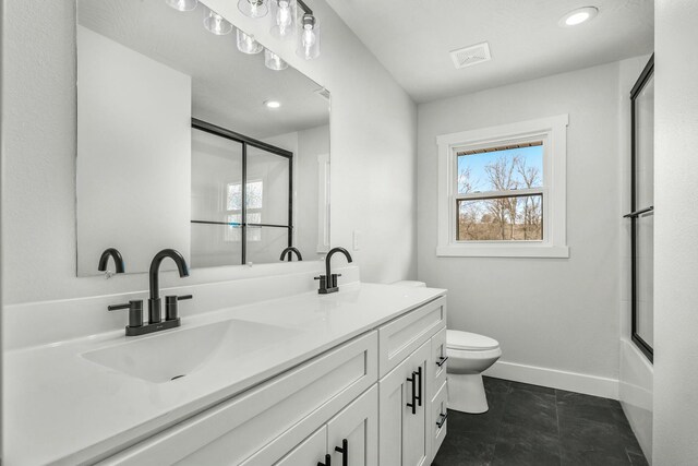 full bath with a wealth of natural light, visible vents, a sink, and baseboards