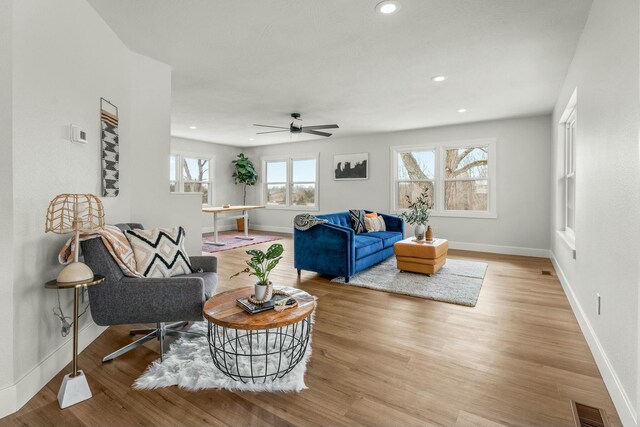 living area with light wood finished floors, visible vents, baseboards, ceiling fan, and recessed lighting