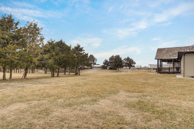 view of yard featuring a rural view