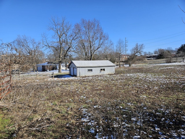 view of yard with an outdoor structure