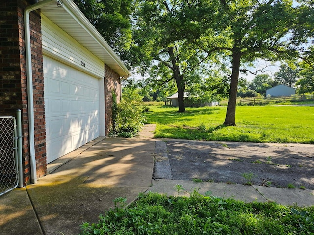252 E Saddle Ln, Springfield, MO 65803 - garage with concrete driveway