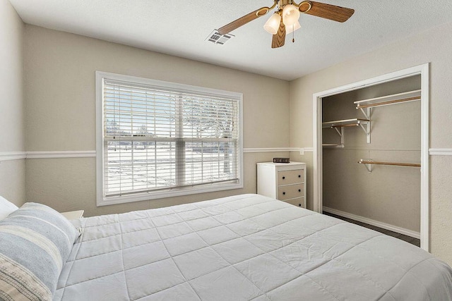 bedroom featuring ceiling fan, visible vents, and a closet