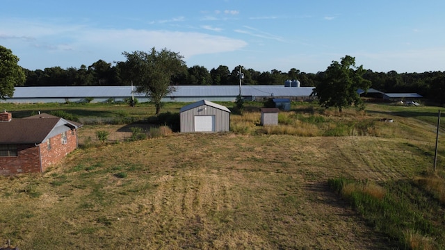 view of yard with an outdoor structure