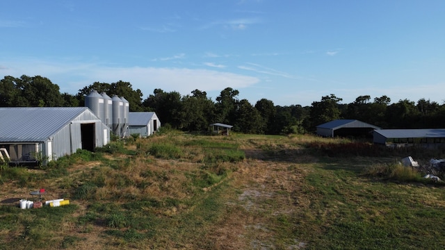 view of yard with a pole building and an outdoor structure