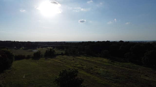 view of yard featuring a rural view