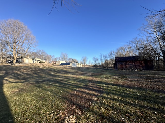 view of yard with an outbuilding