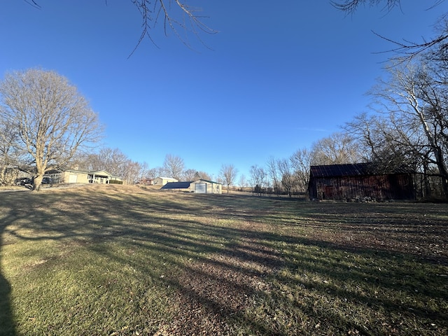 view of yard with an outbuilding