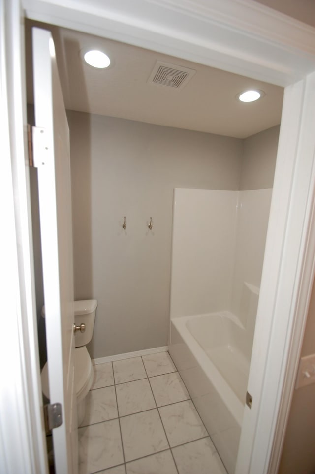 full bathroom featuring toilet, a washtub, visible vents, and baseboards