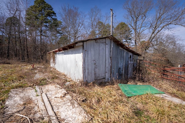 view of outdoor structure featuring an outbuilding