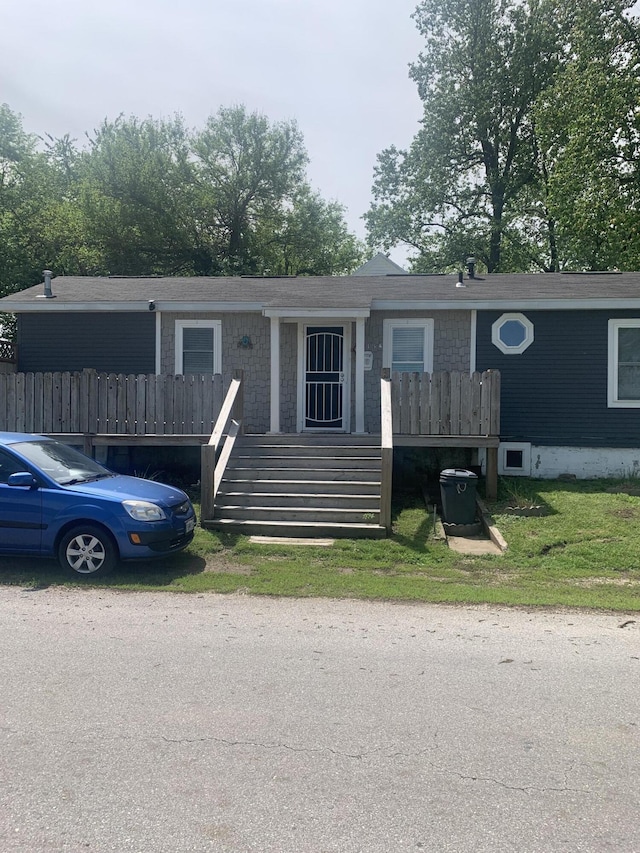 manufactured / mobile home with a front yard