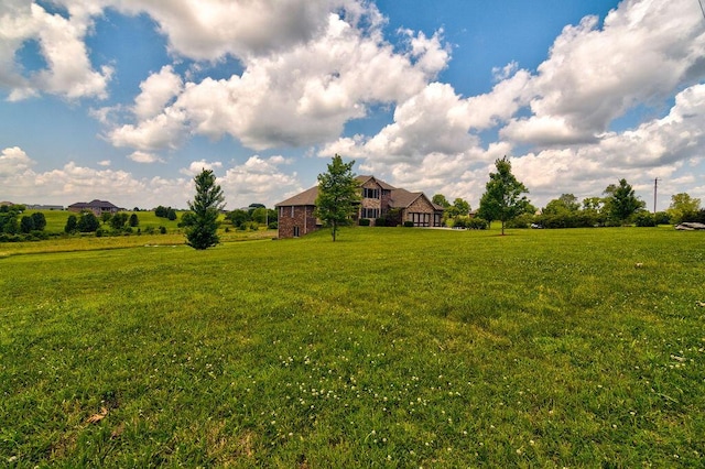 view of yard featuring a rural view