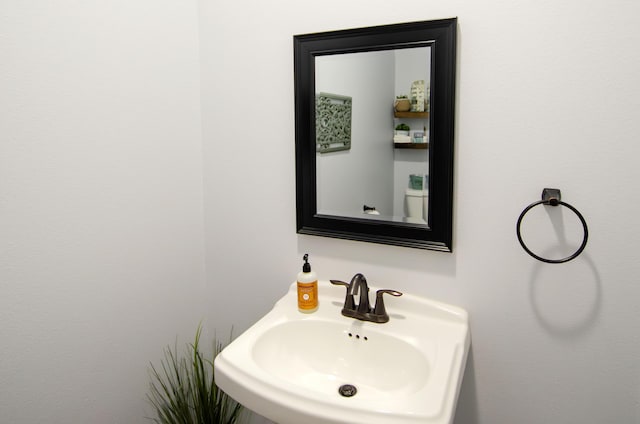 bathroom featuring a sink