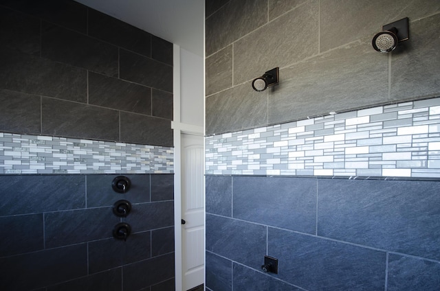 full bathroom featuring tiled shower