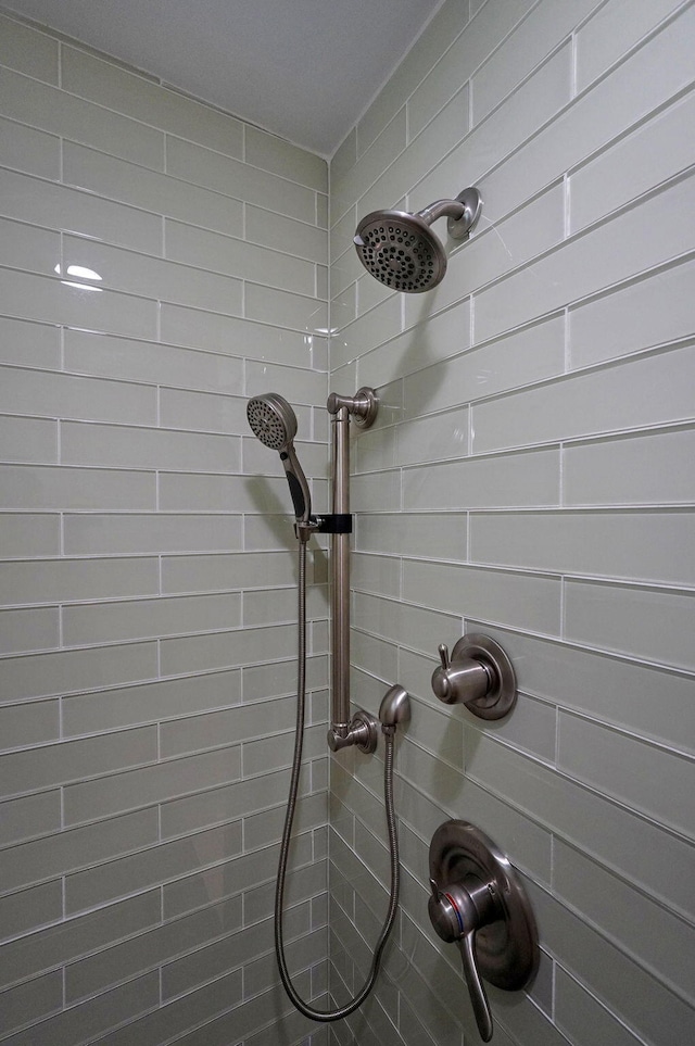 interior details with a tile shower