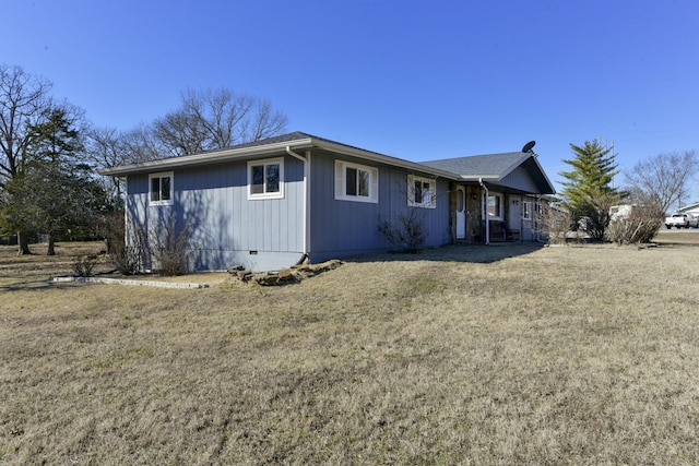 ranch-style home featuring a front lawn and crawl space