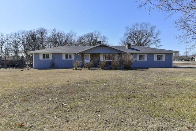 ranch-style house featuring a front yard