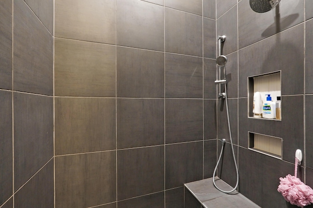 full bathroom featuring tiled shower