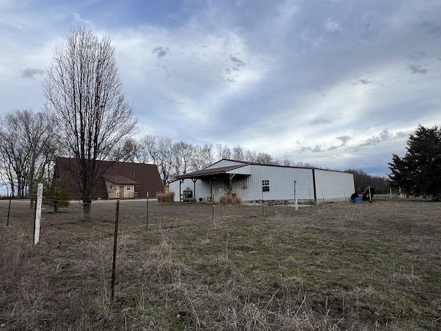 view of yard featuring an outbuilding