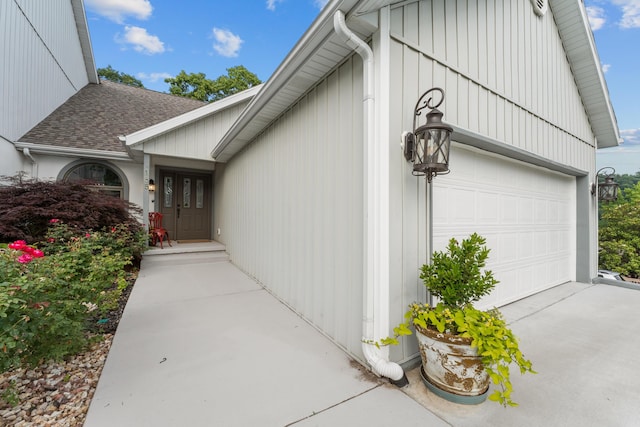 185 Eagle Pointe Dr, Branson, MO 65616 - view of exterior entry featuring a shingled roof and driveway