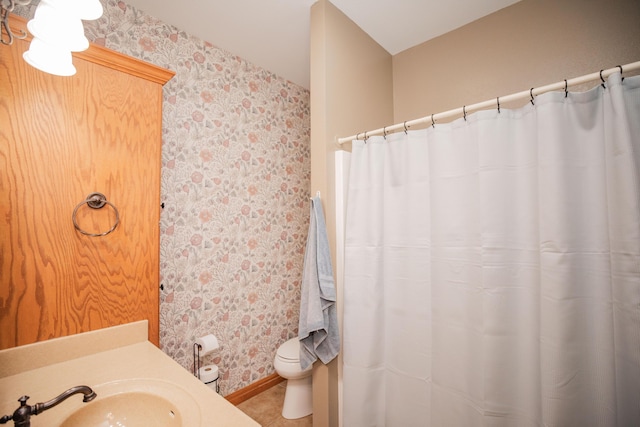 bathroom featuring wallpapered walls, baseboards, toilet, a shower with curtain, and tile patterned floors