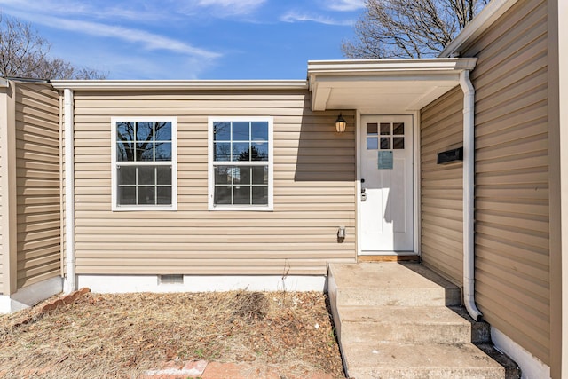 property entrance featuring crawl space