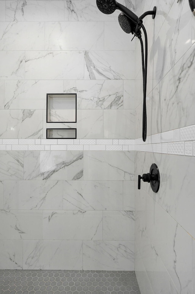 details featuring tiled shower