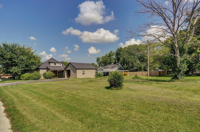 view of front facade with a front lawn and fence