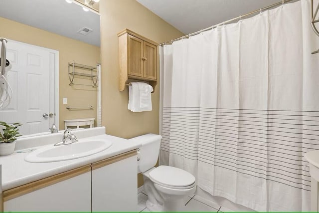 full bathroom featuring visible vents, curtained shower, vanity, and toilet