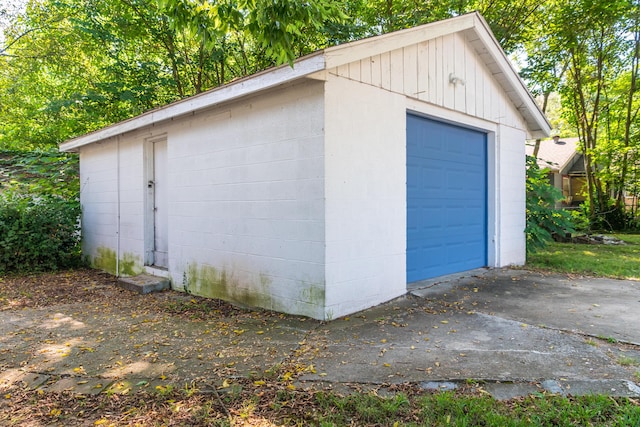 detached garage featuring concrete driveway