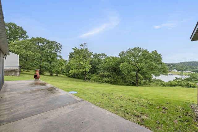 view of yard featuring a water view