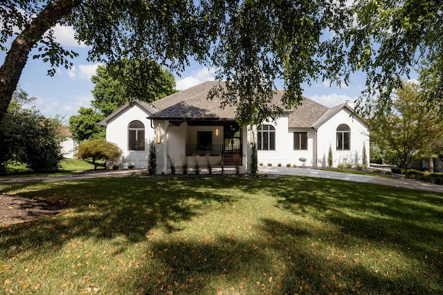 view of front facade with a front yard and stucco siding