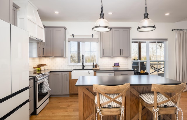 kitchen with light wood-style floors, a sink, gray cabinetry, and stainless steel electric stove